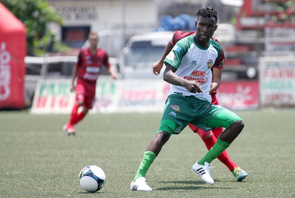 El izabalense Marvin Ávila domina el balón durante el partido de Siquinalá ante Malacateco. (Foto: Nuestro Diario)