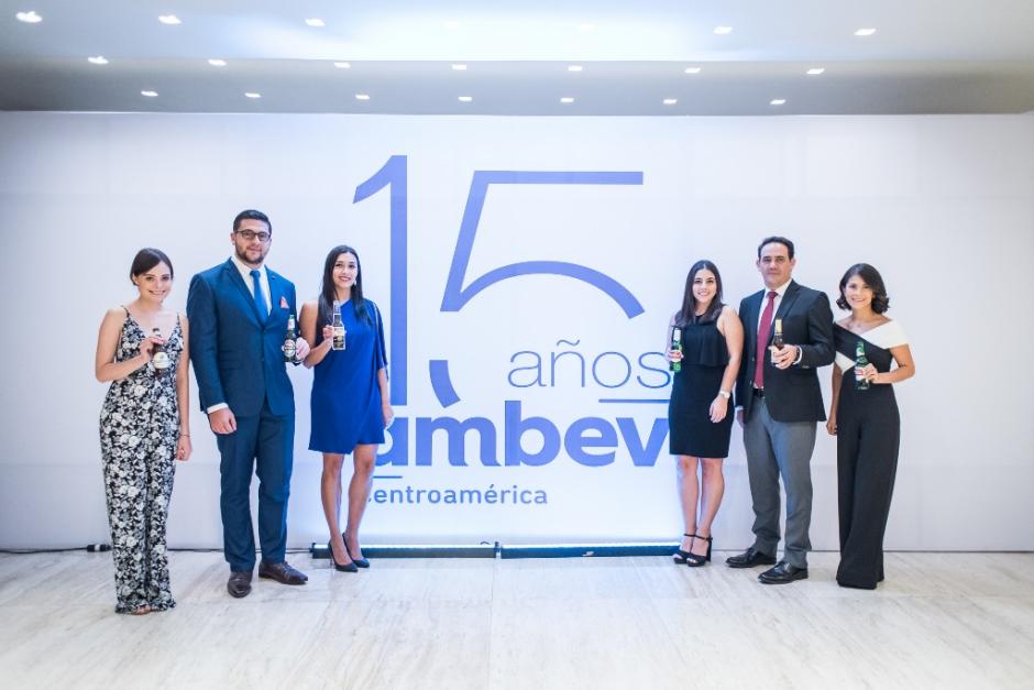 Representantes de Ambev Centroam&eacute;rica brindan por sus 15 a&ntilde;os de &eacute;xito. (Foto: cortes&iacute;a Doble V&iacute;a)