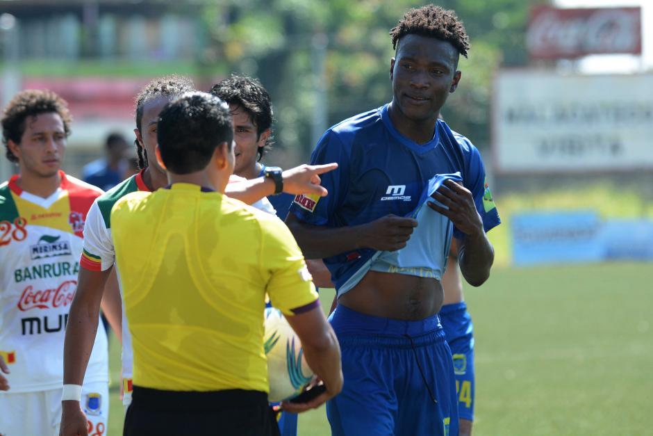El jugador no soportó el mal trato en su contra durante el encuentro entre Siquinalá y Malacateco. (Foto: archivo/Soy502)&nbsp;