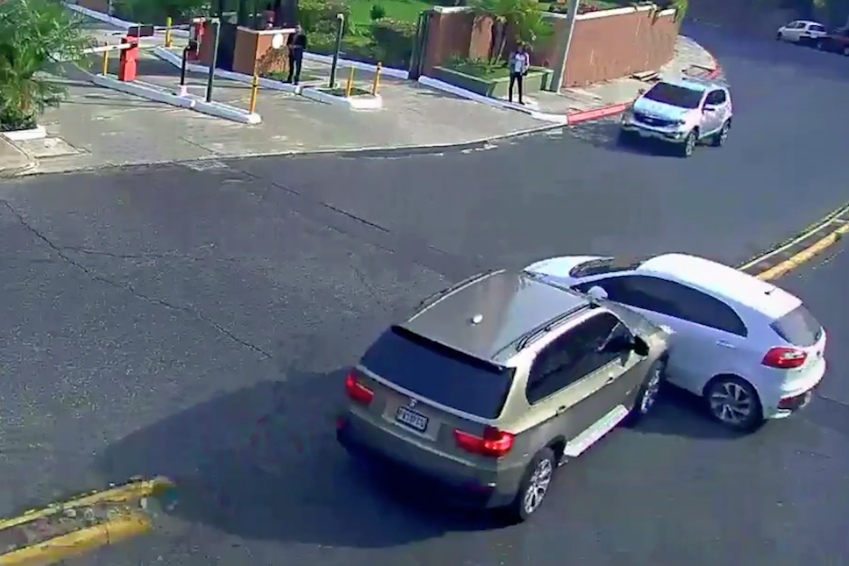 El accidente fue provocado por el piloto del veh&iacute;culo de color blanco. (Imagen: captura de pantalla)