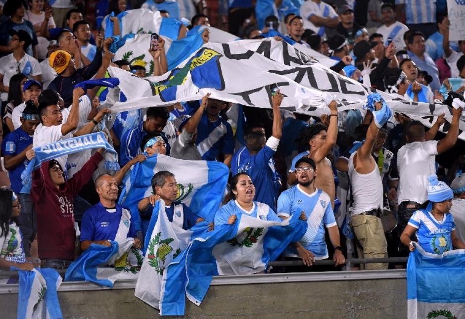 Guatemaltecos en el Toyota Park de Chicago deberán de esperar 35 minutos más para que inicie el duelo de la Sele y Ecuador. (Foto: AFP)