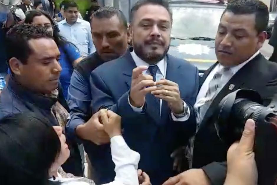 El diputado de la bancada oficial salió del Congreso entre gritos y empujones. (Foto: captura de pantalla)&nbsp;