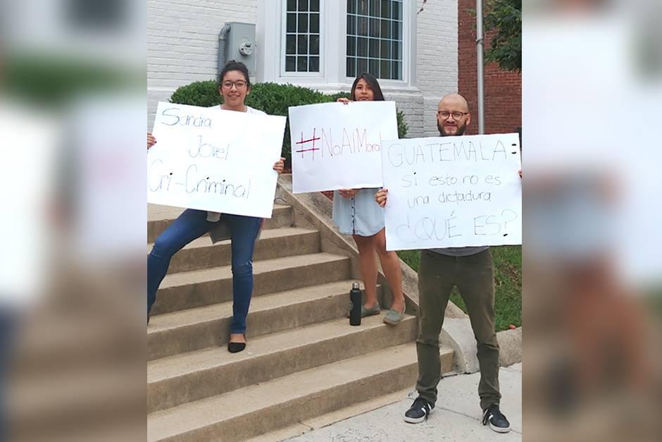 Los tres j&oacute;venes llegaron hasta la sede diplom&aacute;tica para mostrar su descontento con el gobierno de Jimmy Morales. (Foto: cortes&iacute;a)