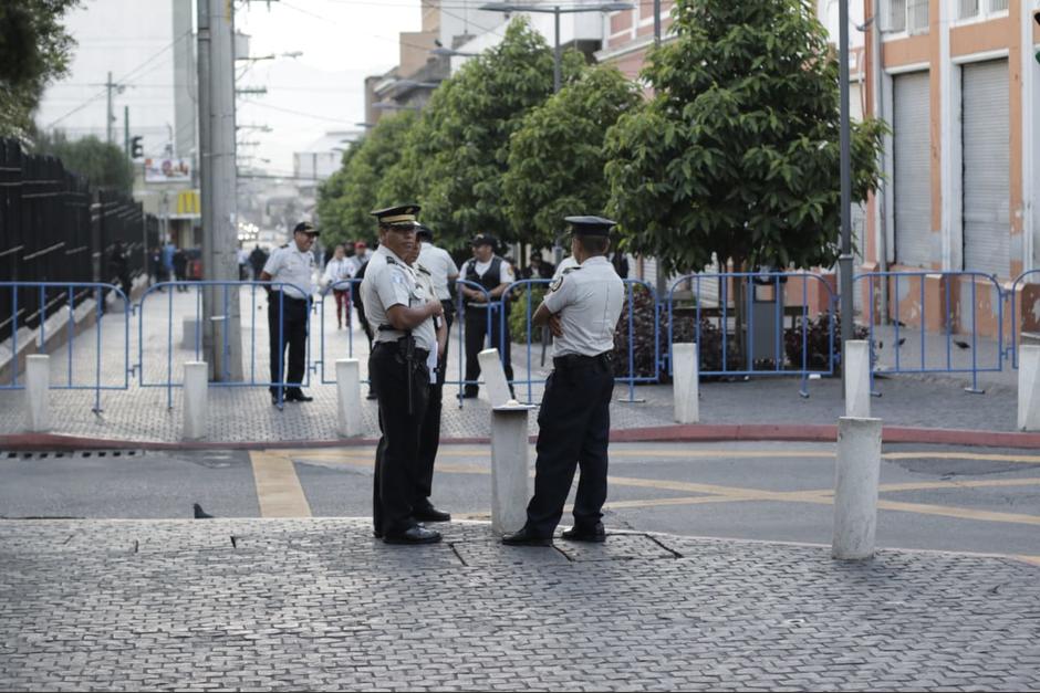 Los Polic&iacute;as se hacen los cierres varias cuadras antes del Congreso. (Foto: Alejandro Balan/Soy502) 