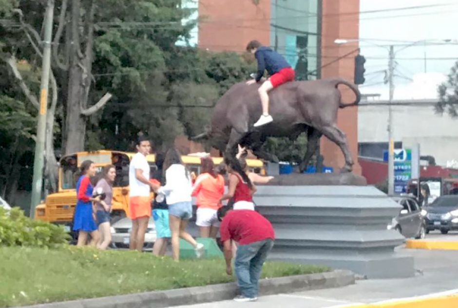 J&oacute;venes fueron captados cuando montaban el toro de bronce de la Avenida Reforma. (Foto: @nancitavila)