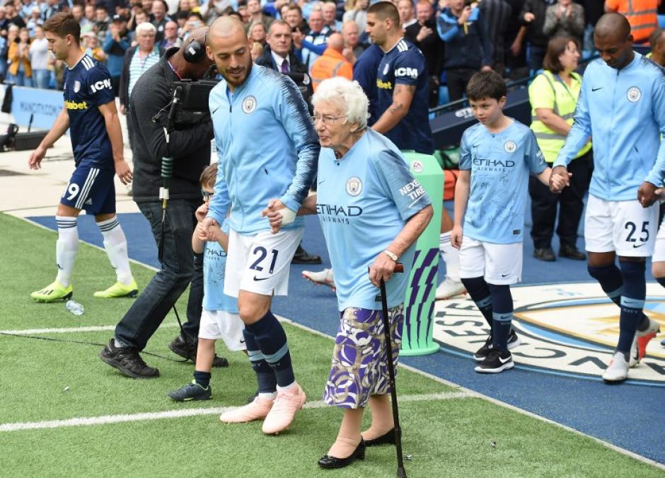 El Manchester City homenaje&oacute; a sus seguidoras abonadas desde 1930. (Foto: AFP)