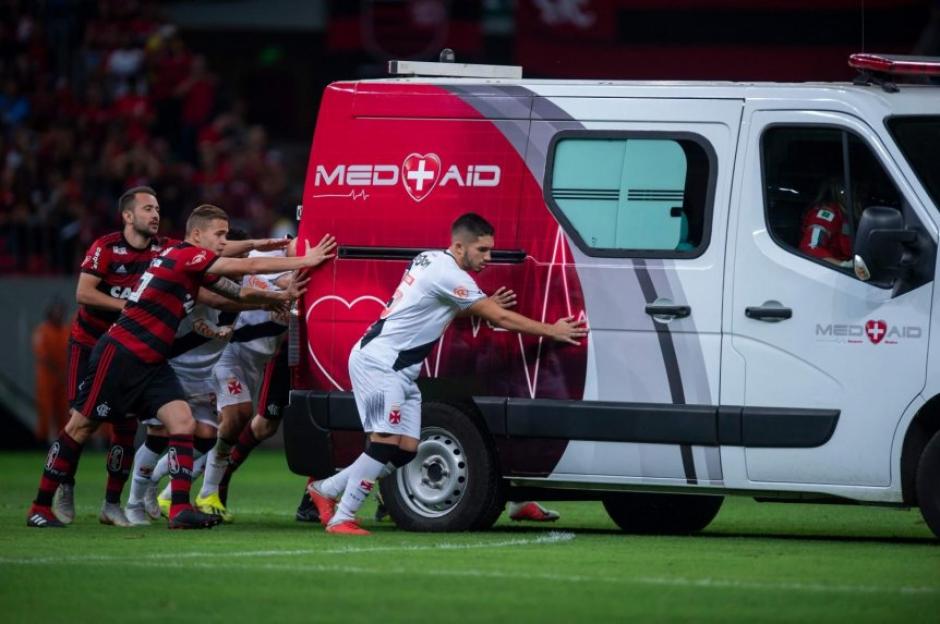Los jugadores ayudaron para sacar la ambulancia del campo de juego. (Foto: ABC Deportes)