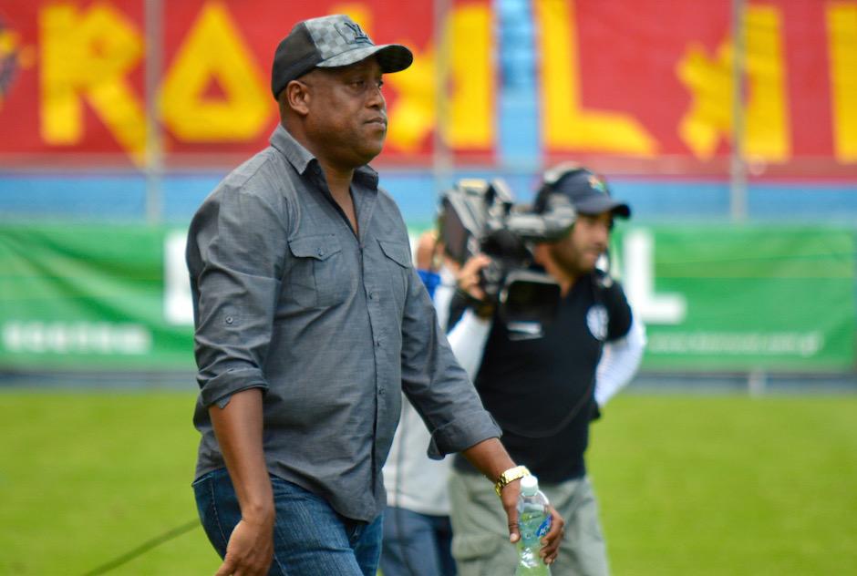 Hernán Medford luce decepcionado, luego de sumar la tercera derrota en condición de local. (Foto: Rudy Martínez/Soy502)