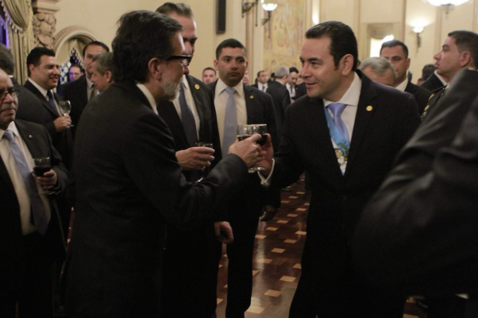 El presidente Jimmy Morales brinda con el embajador de Estados Unidos, Luis Arreaga. (Foto: Gobierno de Guatemala).