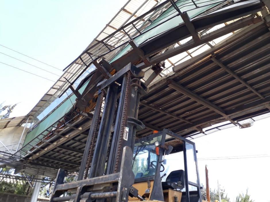 El camión transportaba la maquinaria y el piloto no calculó su dimensión. (Foto: Twitter/Transmetro)&nbsp;