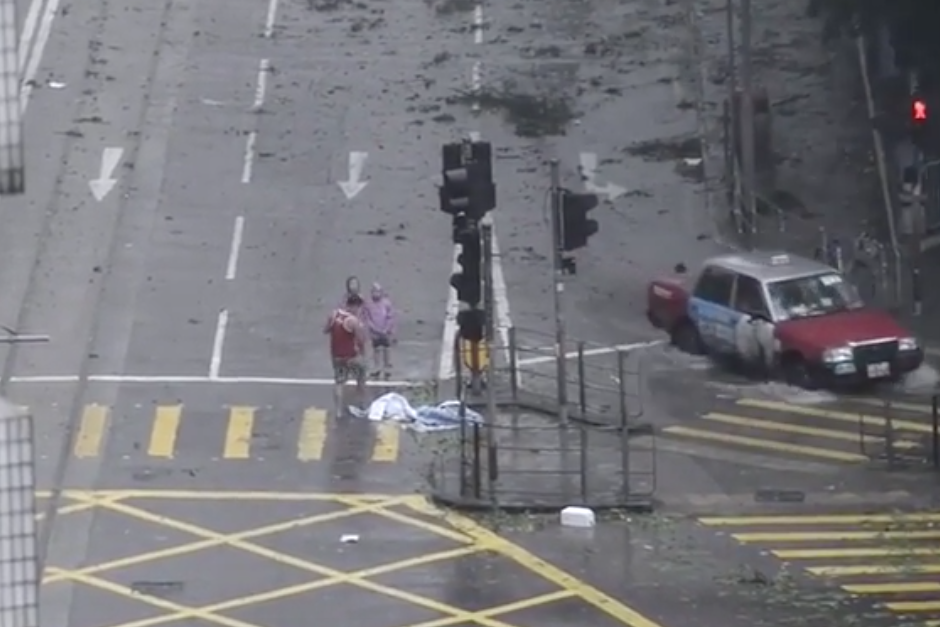 La familia fue captada en medio de una carretera desolada en Hong Kong. (Imagen: captura de pantalla)