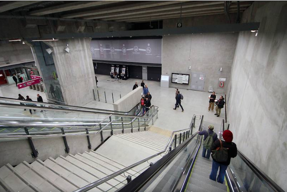 La v&iacute;ctima rod&oacute; por las gradas durante varios metros y qued&oacute; inm&oacute;vil sobre el suelo. (Foto: 24 Horas)