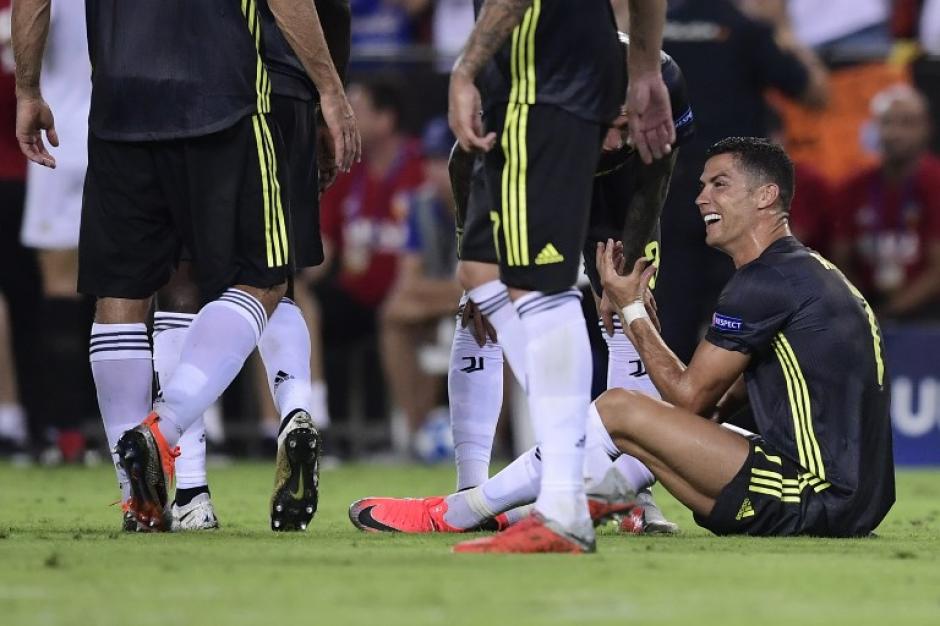 El jugador de la Juventus abandonó con mucha molestia el terreno de juego. (Foto: AFP)
