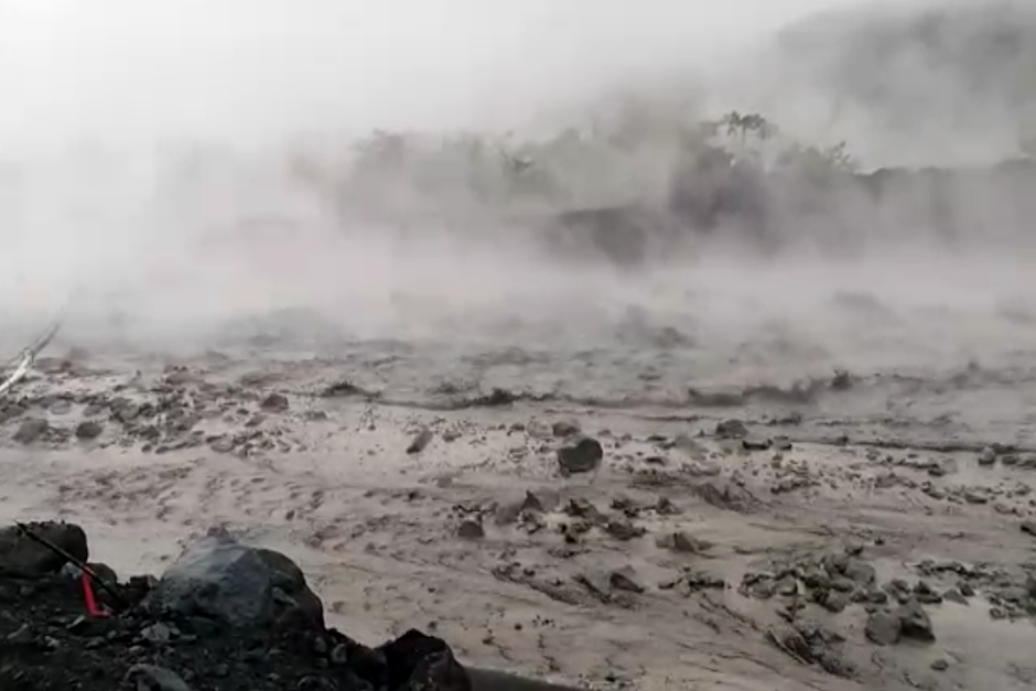 Los lahares llevan consigo material pastoso con bloques de hasta 2 metros de di&aacute;metro, adem&aacute;s de ramas y troncos de &aacute;rboles. (Imagen: captura de pantalla)