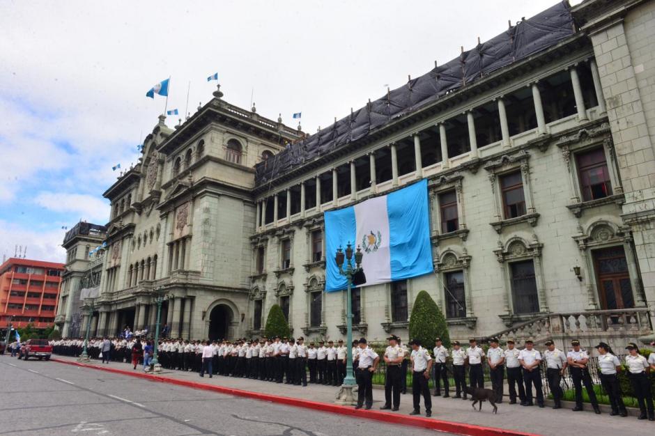 Cientos de agentes de la PNC resguardan el Palacio Nacional por manifestaci&oacute;n contra el Presidente. (Foto: Jes&uacute;s Alfonso/Soy502)