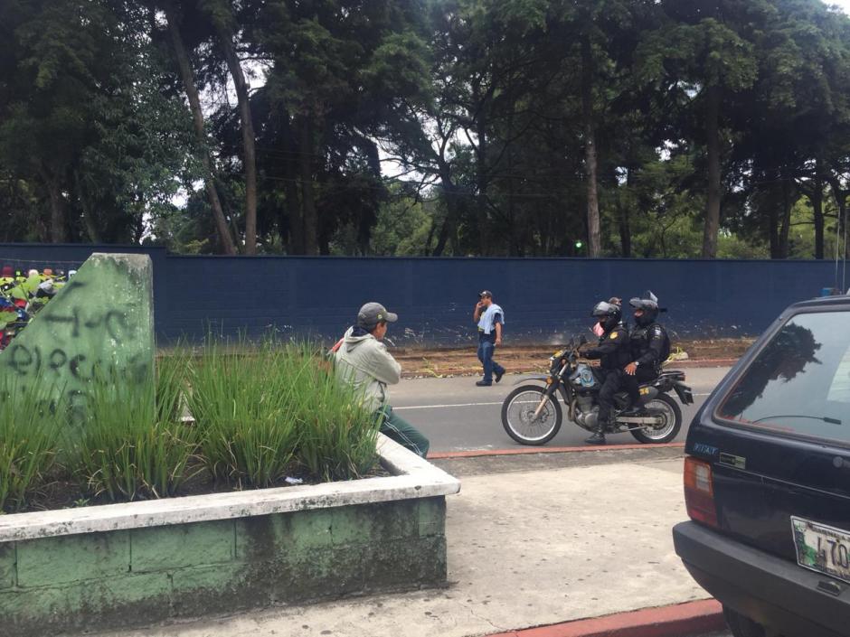 La PNC envió agentes del GRIL a la Usac. (Foto: Fredy Hernández/Soy502) &nbsp;