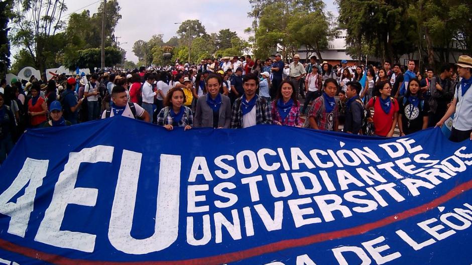 Los estudiantes de la Usac se preparan para salir. (Foto: Fredy Hern&aacute;ndez/Soy502) 