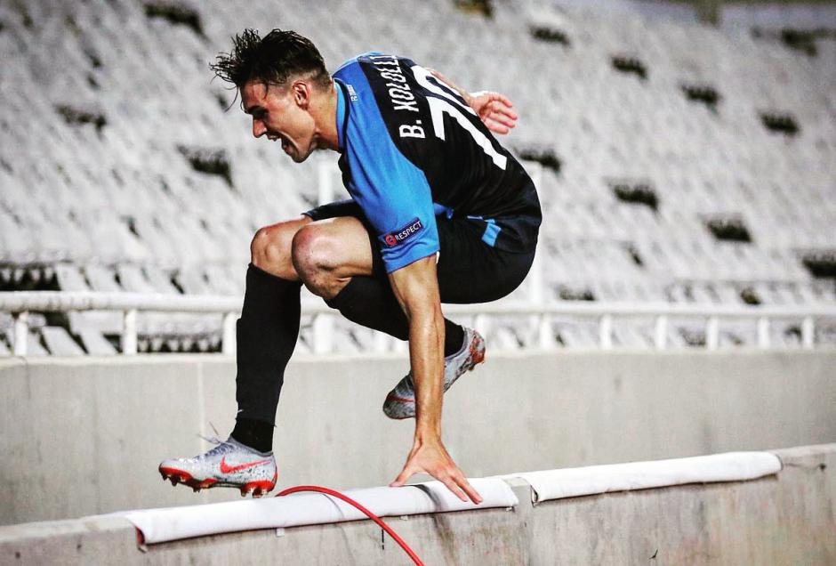 Benjamin Kololli anotó y se fue en una fosa durante su celebración. (Foto: @delinquentweet)