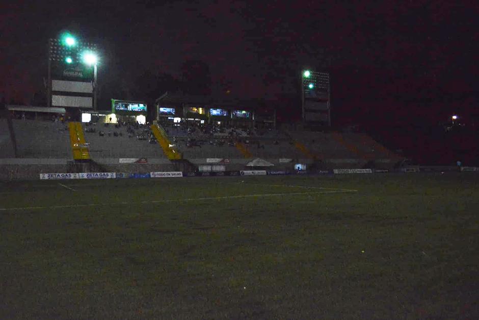 Antes de que iniciara el segundo tiempo del partido entre Comunicaciones y Petapa hubo un apagón que duró cerca de 15 minutos. (Foto: Rudy Martínez/Soy502)