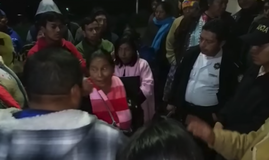 El grupo de personas hizo una especie de coperacha para pagar el combustible de la PNC en Quetzaltenango. (Foto: captura de pantalla)&nbsp;