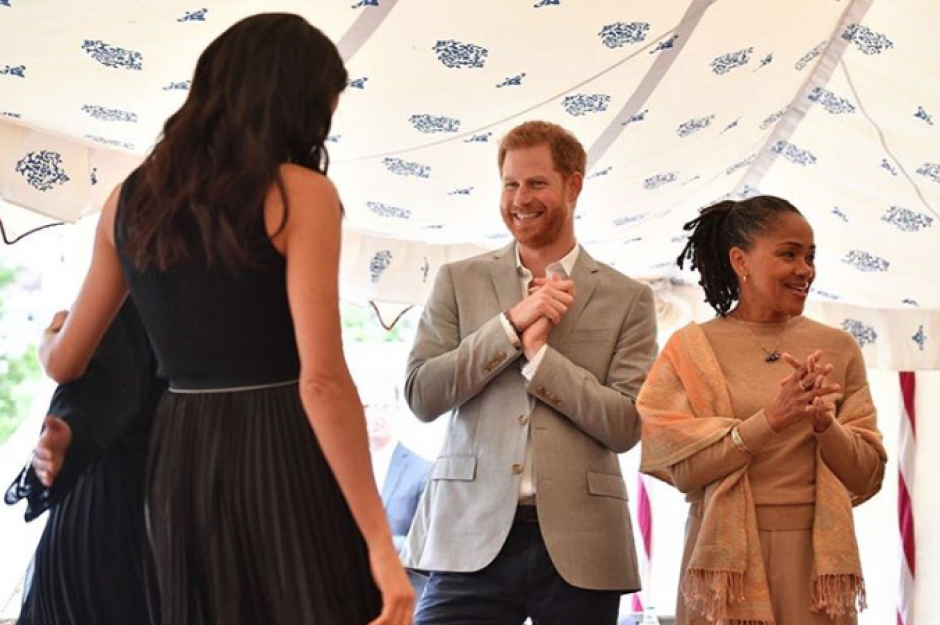Harry no pudo aguantar las ganas de agarrar unas empanadas antes de la presentaci&oacute;n. (Foto: Archivo)