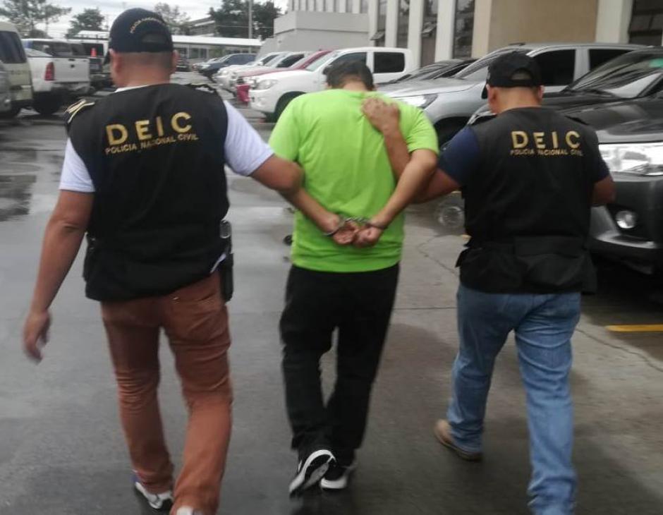 El hombre acusado de violar a por lo menos nueve mujeres es trasladado a tribunales. (Foto: PNC)&nbsp;