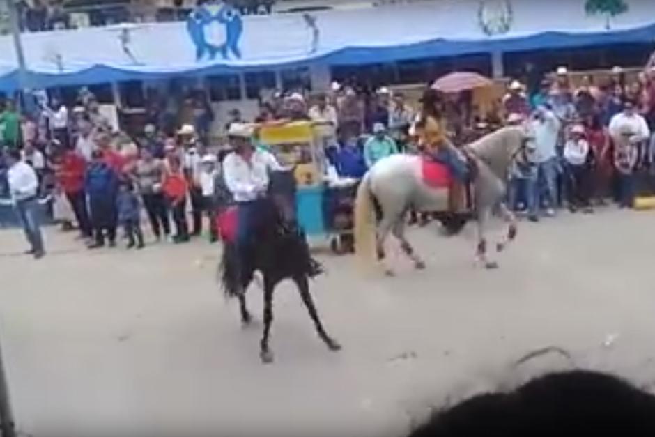 El caballo se descontrol&oacute; en pleno desfile h&iacute;pico en Salam&aacute;, Baja Verapaz. (Foto: captura de pantalla)
