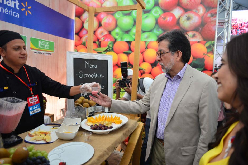 El embajador de Estados Unidos, Luis Arreaga, prob&oacute; los productos de su pa&iacute;s que se ofrecen en Guatemala. (Foto: Jes&uacute;s Alfonso/Soy502)