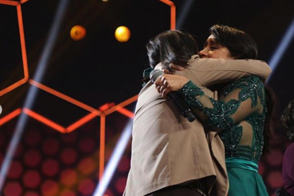 Paola no pudo contener las l&aacute;grimas al ver a su familia que viaj&oacute; desde Guatemala para darle una sorpresa. (Foto: La Academia)