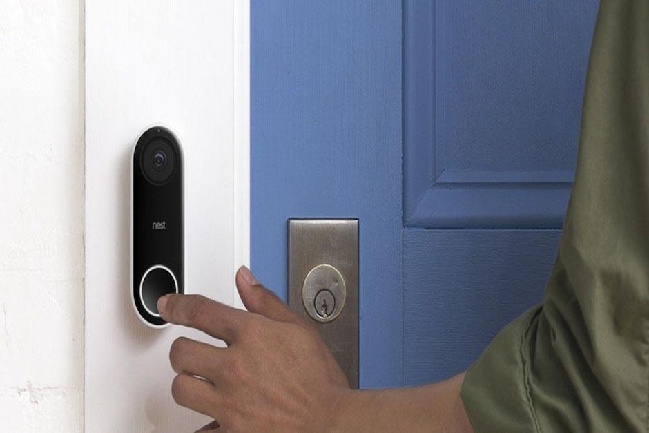 El sistema de seguridad confundi&oacute; el rostro de Batman estampado en la playera del due&ntilde;o de la casa y no lo dej&oacute; entrar. (Foto: Omicrono)