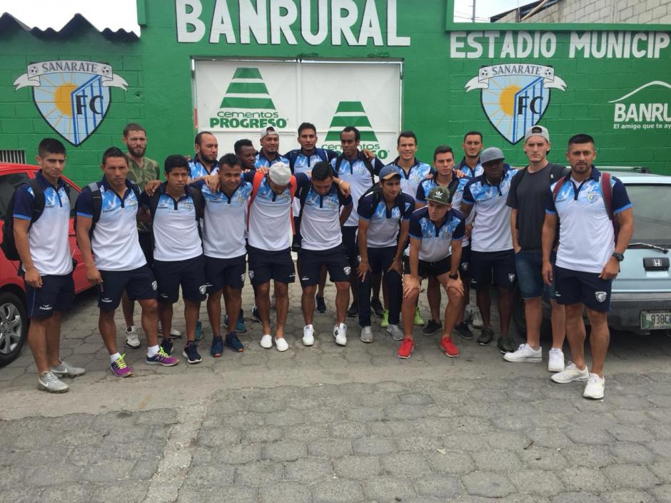 El plantel mayor de Sanarate FC en las afueras del Estadio Municipal. (Foto: Cortes&iacute;a)