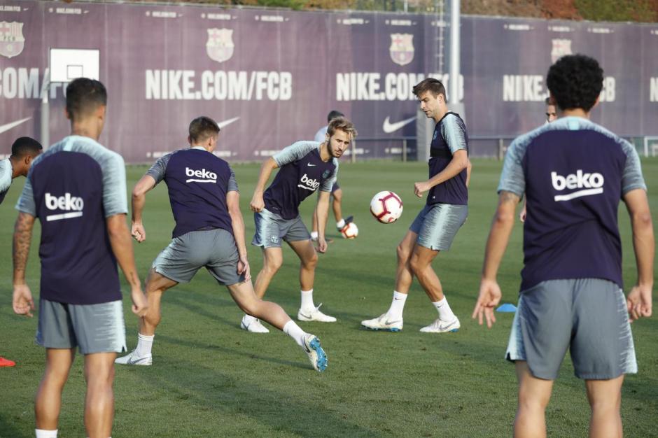 Los futbolistas entrenaban cuando una patada detuvo todo. (Foto: Barcelona/Twitter)&nbsp;