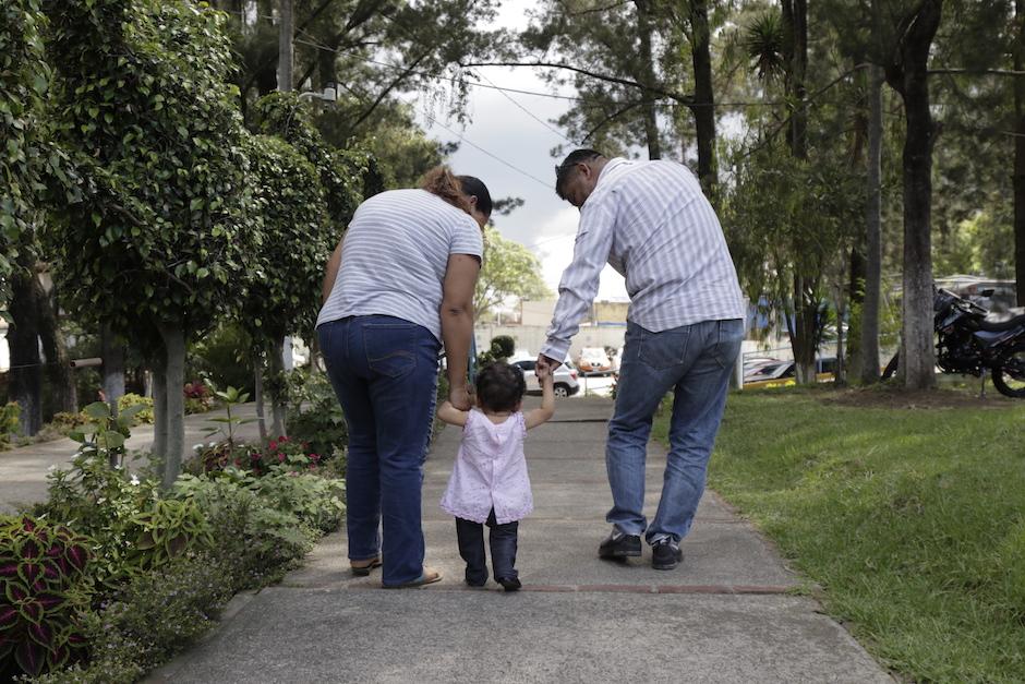 María y Walter acompañan a Letty a dar sus primero pasos, luego de recibirla en su hogar como familia sustituta. (Foto: Alejandro Balán/Soy502)