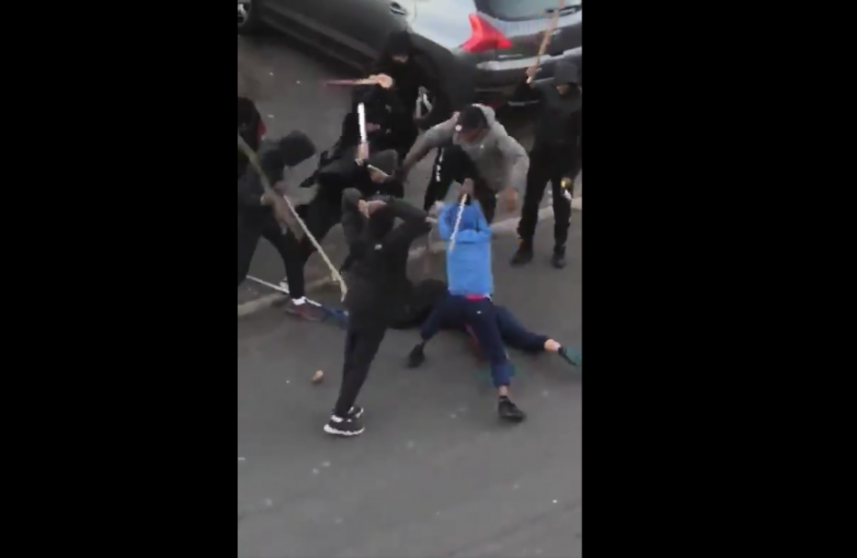 Las autoridades han detenido a tres hombres que presuntamente participaron en la agresión. (Foto: captura de pantalla)