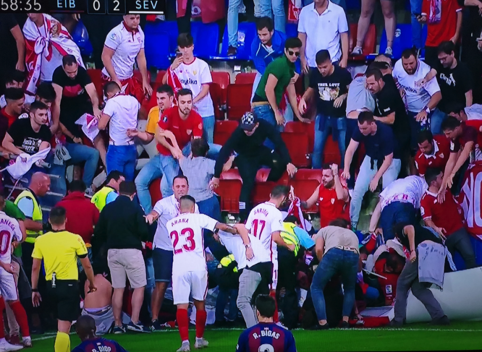 Al menos dos personas resultaron heridas en el incidente. (Foto:&nbsp;@EstEsquivias/Twitter)