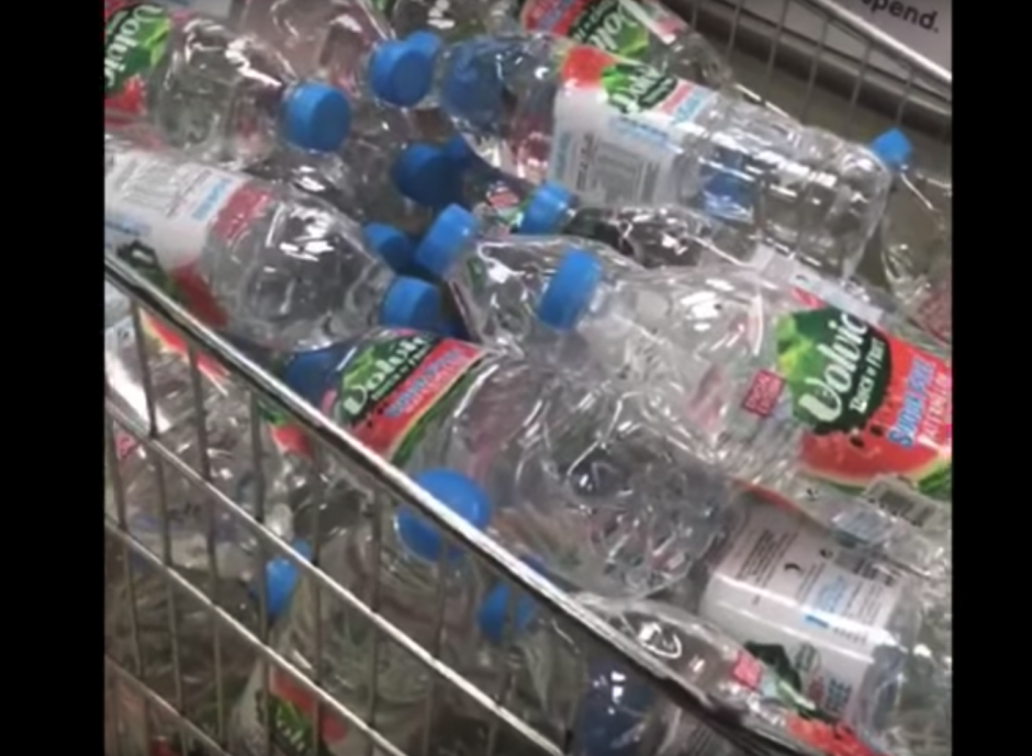 El gerente del supermercado consideró "injusto" que los clientes compraran tanta agua. (Foto: captura de pantalla)