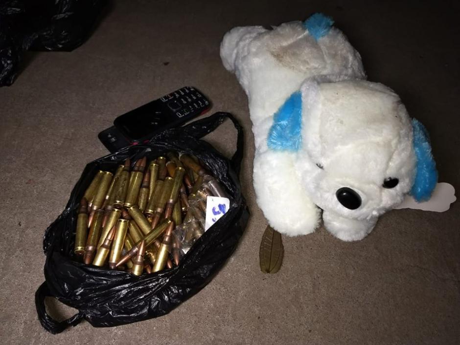 Las autoridades contaron 71 municiones para fusil. (Foto: PNC)