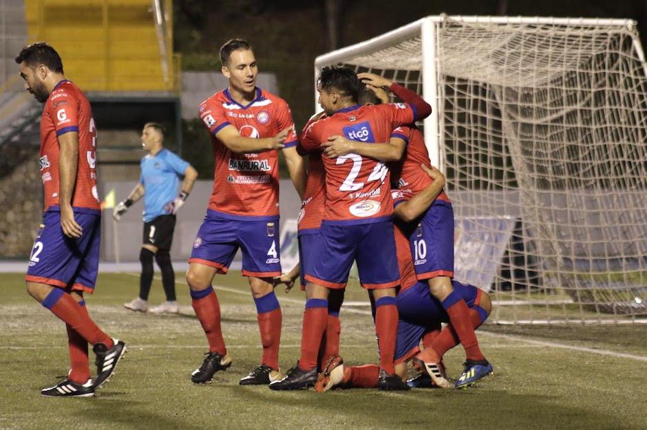 As&iacute; fue el festejo de los s&uacute;per chivos en la anotaci&oacute;n de Miguel Farf&aacute;n. (Foto: Alejandro Balan/Soy502)