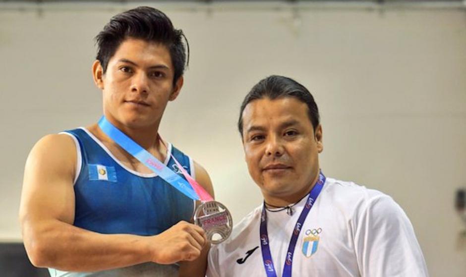 Jorge Vega junto a su entrenador Rodman Murga con la medalla de plata obtenida en Francia. (Foto: Twitter)
