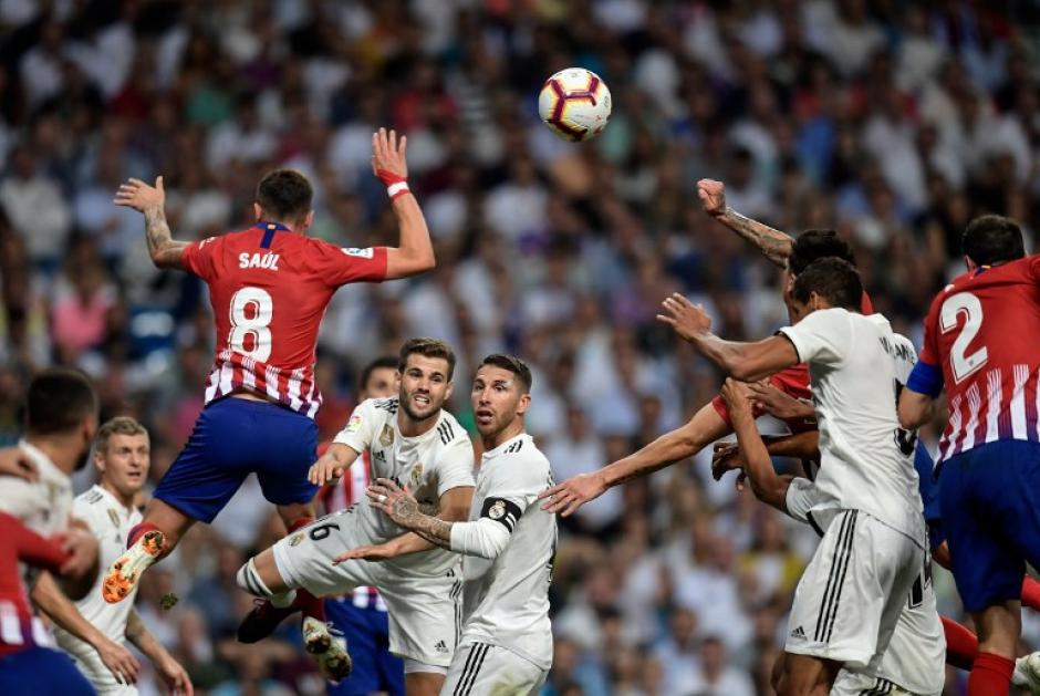 Una acci&oacute;n de juego durante el partido entre el Real Madrid y el Atl&eacute;tico, por la Liga Espa&ntilde;ola. (Foto: AFP)