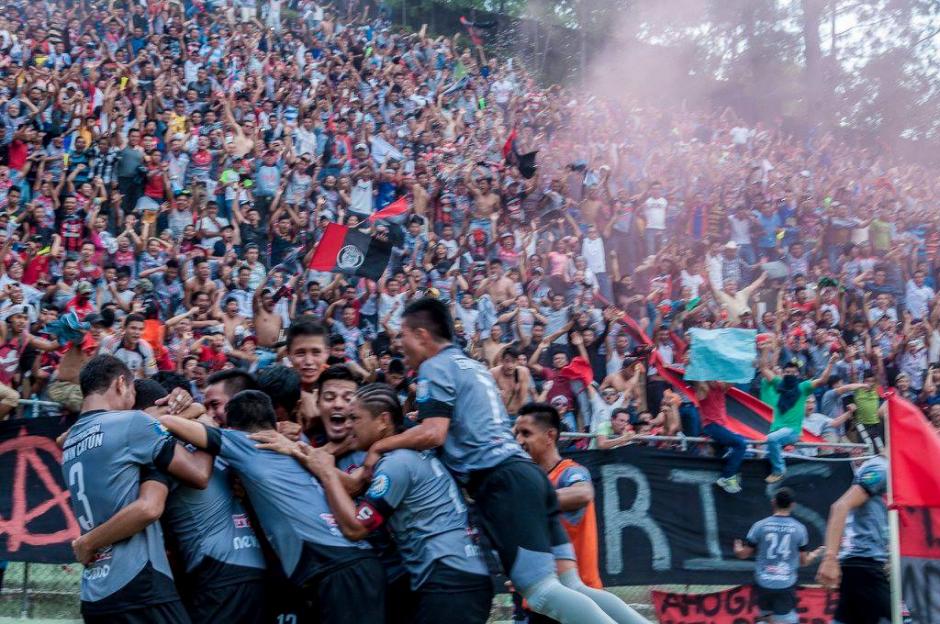 La afici&oacute;n del Deportivo Carch&aacute; reclama la autor&iacute;a del tema "Los perros no se comen...". (Foto: La Red)
