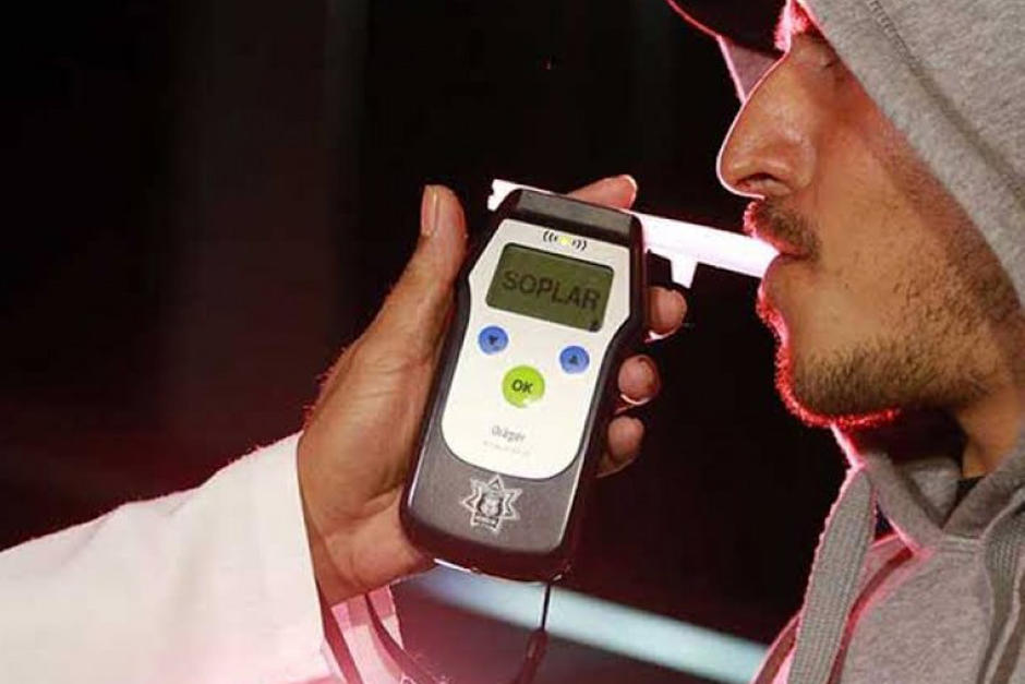 Un hombre le lanz&oacute; piropos a una agente de la polic&iacute;a de M&eacute;xico para evitar el alcohol&iacute;metro. (Foto: Meganoticias.mx)