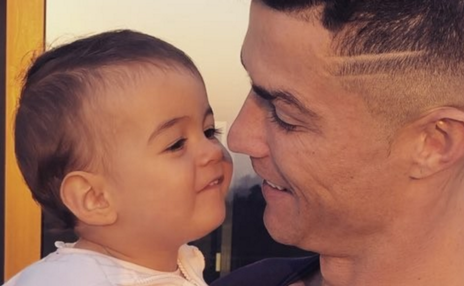 Cristiano Ronaldo da vbesos de amor a su bebita Alana. (Foto: captura de pantalla)&nbsp;