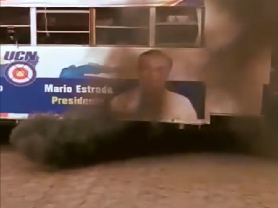 El incidente ocurrió este domingo durante un mitin de la UCN. (Foto: captura de pantalla)