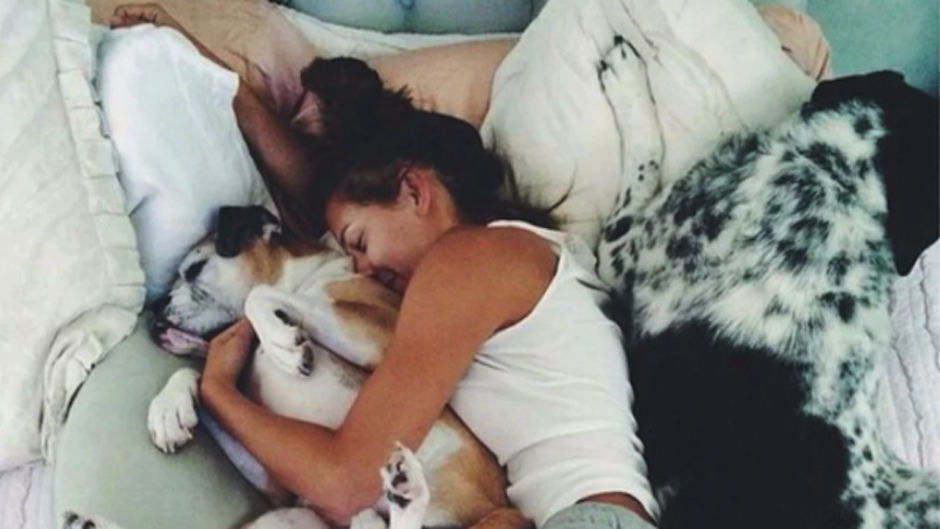 Seg&uacute;n un estudio las mujeres prefieren dormir con su perro. (Foto: Oficial)