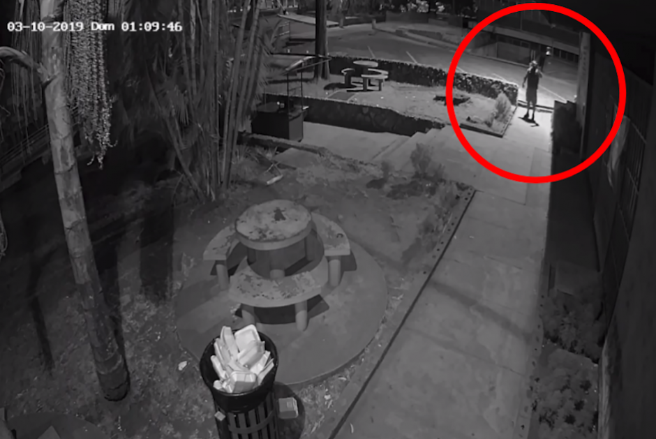 Las cámaras de seguridad de la sede la Asociación de Estudiantes Universitarios registraron el incidente en el que murió un abogado. (Foto: Soy502)