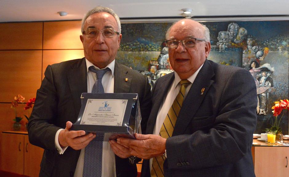 Diego Pulido, presidente de la Fundaci&oacute;n Ol&iacute;mpica Guatemalteca, entrega un reconocimiento a Alejandro Blanco. (Foto: Rudy Mart&iacute;nez/Soy502)