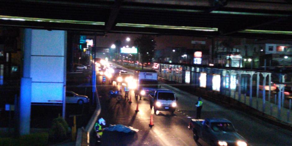 Un hombre perdió la vida a pocos metros de una puente peatonal. (Foto: Dalia Santos/PMT)&nbsp;