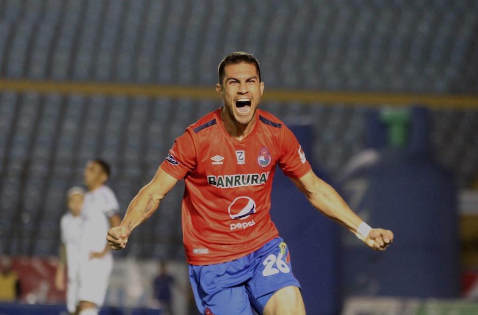 Jonatan Hansen anotó el primero gol del Clásico 305. (Foto: Luis Barrios/Soy502)