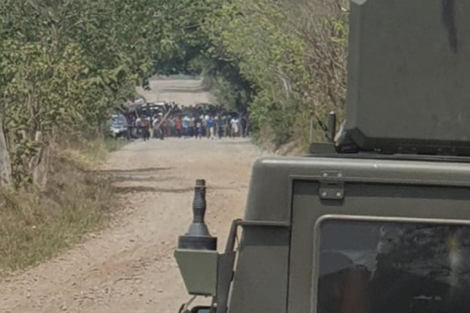 La poblaci&oacute;n impide el paso para allanar y capturar a las personas involucradas en el traslado de un posible cargamento de drogada. (Foto: Ej&eacute;rcito de Guatemala)&nbsp;